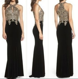 NWT STUNNING XSCAPE CRYSTAL EMBROIDERED HALTER GOWN. SIZE 8